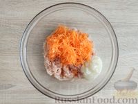 Фото приготовления рецепта: Котлеты из индейки с морковью, сметаной и манной крупой - шаг №6