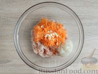 Фото приготовления рецепта: Котлеты из индейки с морковью, сметаной и манной крупой - шаг №7