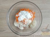 Фото приготовления рецепта: Котлеты из индейки с морковью, сметаной и манной крупой - шаг №9