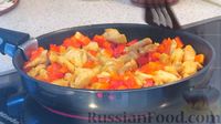 Фото приготовления рецепта: Курица с кукурузой и сладким перцем в томатно-сливочном соусе - шаг №3