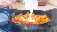 Фото приготовления рецепта: Курица с кукурузой и сладким перцем в томатно-сливочном соусе - шаг №4