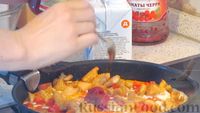 Фото приготовления рецепта: Курица с кукурузой и сладким перцем в томатно-сливочном соусе - шаг №5