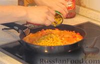 Фото приготовления рецепта: Курица с кукурузой и сладким перцем в томатно-сливочном соусе - шаг №6