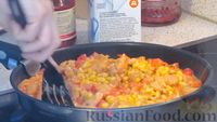 Фото приготовления рецепта: Курица с кукурузой и сладким перцем в томатно-сливочном соусе - шаг №7