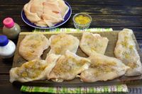 Фото приготовления рецепта: Жареное куриное филе в сметанно-горчичном соусе - шаг №5