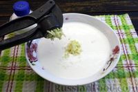 Фото приготовления рецепта: Жареное куриное филе в сметанно-горчичном соусе - шаг №10