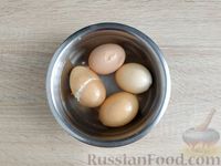 Фото приготовления рецепта: Слоёный салат с кальмарами, морковью, яблоками и яйцами - шаг №4