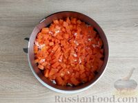 Фото приготовления рецепта: Слоёный салат с кальмарами, морковью, яблоками и яйцами - шаг №15