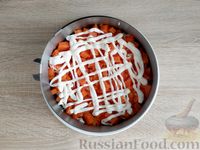 Фото приготовления рецепта: Слоёный салат с кальмарами, морковью, яблоками и яйцами - шаг №16