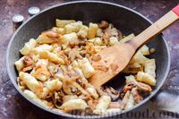 Фото приготовления рецепта: Картофельные ленивые вареники с жареными грибами и луком - шаг №15