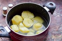 Фото приготовления рецепта: Картофельные зразы с начинкой из солёных огурцов и моркови - шаг №2