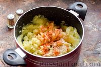 Фото приготовления рецепта: Картофельные зразы с начинкой из солёных огурцов и моркови - шаг №4