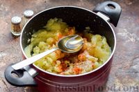 Фото приготовления рецепта: Картофельные зразы с начинкой из солёных огурцов и моркови - шаг №5
