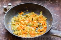 Фото приготовления рецепта: Картофельные зразы с начинкой из солёных огурцов и моркови - шаг №10