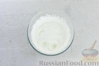 Фото приготовления рецепта: Шоколадный меренговый рулет со сливочно-сырным кремом - шаг №10