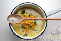 Фото приготовления рецепта: Куриный суп с брокколи, рисом, кукурузой и молоком - шаг №11