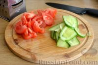 Фото приготовления рецепта: Салат с красной рыбой, кускусом, кукурузой, помидорами и огурцом - шаг №5