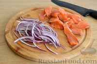 Фото приготовления рецепта: Салат с красной рыбой, кускусом, кукурузой, помидорами и огурцом - шаг №7