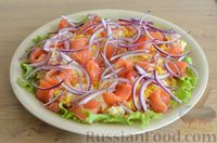Фото приготовления рецепта: Салат с красной рыбой, кускусом, кукурузой, помидорами и огурцом - шаг №11