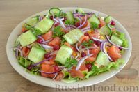 Фото приготовления рецепта: Салат с красной рыбой, кускусом, кукурузой, помидорами и огурцом - шаг №13