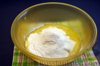 Фото приготовления рецепта: Киш  из песочного теста на сметане, с луково-сырной начинкой - шаг №8