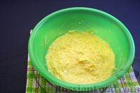 Фото приготовления рецепта: Киш  из песочного теста на сметане, с луково-сырной начинкой - шаг №12
