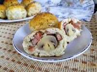 Фото к рецепту: Пряные дрожжевые пирожки с ветчиной и маринованными грибами (в духовке)