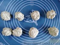 Фото приготовления рецепта: Пряные дрожжевые пирожки с ветчиной и маринованными грибами (в духовке) - шаг №9