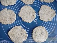 Фото приготовления рецепта: Пряные дрожжевые пирожки с ветчиной и маринованными грибами (в духовке) - шаг №10
