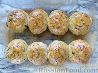 Фото приготовления рецепта: Пряные дрожжевые пирожки с ветчиной и маринованными грибами (в духовке) - шаг №17