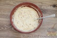 Фото приготовления рецепта: Закусочный сырный кекс с вяленой колбасой - шаг №9