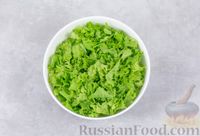 Фото приготовления рецепта: Салат из консервированной фасоли, кукурузы и оливок - шаг №3
