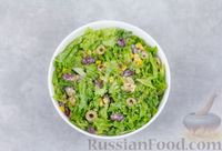Фото приготовления рецепта: Салат из консервированной фасоли, кукурузы и оливок - шаг №7