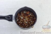 Фото приготовления рецепта: Фасоль, тушенная с луком и томатом в горшочках (в духовке) - шаг №3