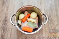 Фото приготовления рецепта: Куриный суп с фасолью, шпинатом и зелёным горошком - шаг №2