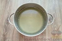 Фото приготовления рецепта: Куриный суп с фасолью, шпинатом и зелёным горошком - шаг №3