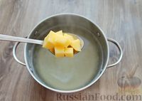 Фото приготовления рецепта: Куриный суп с фасолью, шпинатом и зелёным горошком - шаг №4