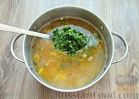Фото приготовления рецепта: Куриный суп с фасолью, шпинатом и зелёным горошком - шаг №10