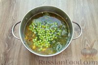 Фото приготовления рецепта: Куриный суп с фасолью, шпинатом и зелёным горошком - шаг №11