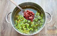 Фото приготовления рецепта: Куриный суп с фасолью, шпинатом и зелёным горошком - шаг №12