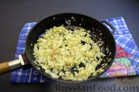 Фото приготовления рецепта: Луковые пампушки с горохом и свежей зеленью - шаг №5