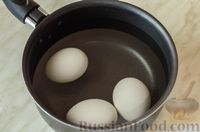 Фото приготовления рецепта: Салат из сельди, фасоли, маринованных огурцов и яиц - шаг №2
