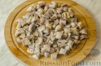 Фото приготовления рецепта: Салат из сельди, фасоли, маринованных огурцов и яиц - шаг №5