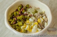 Фото приготовления рецепта: Салат из сельди, фасоли, маринованных огурцов и яиц - шаг №8