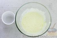 Фото приготовления рецепта: Песочное печенье с сахарной глазурью и консервированными персиками - шаг №5