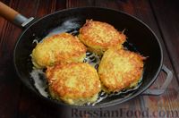Фото приготовления рецепта: Картофельные драники с мясным фаршем и грибами, запечённые со сметаной и сыром - шаг №10