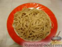 Фото приготовления рецепта: Спагетти с  солёными помидорами - шаг №7