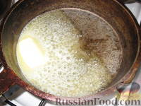 Фото приготовления рецепта: Запеченные яйца под томатным соусом с лососем - шаг №2
