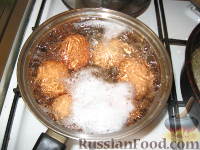 Фото приготовления рецепта: Запеченные яйца под томатным соусом с лососем - шаг №1
