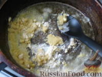 Фото приготовления рецепта: Запеченные яйца под томатным соусом с лососем - шаг №3